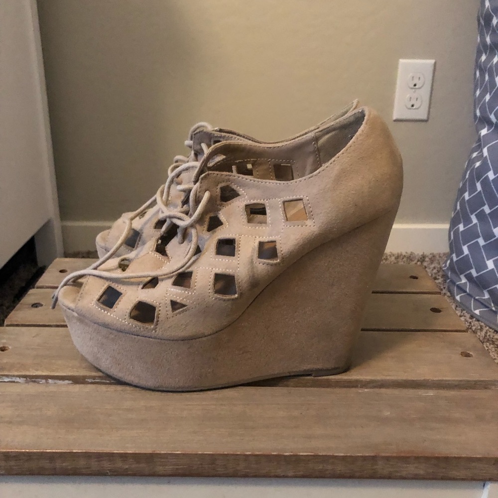 SODA tan wedges